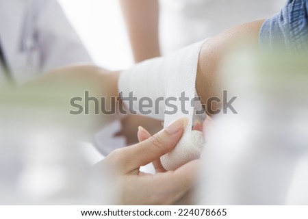 Nurse bandage to the patient\'s arm