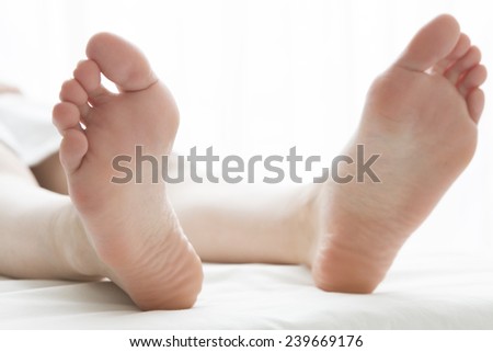 Foot of the woman who lies on the rubbing table