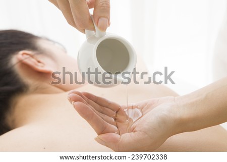 The woman is hanging aroma oil in the palm of hand