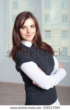 Secretary girl turned sideways with his arms crossed on her chest