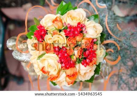 buchet de nunta asortat cu lumanari si verighete Imagine de stoc © 
