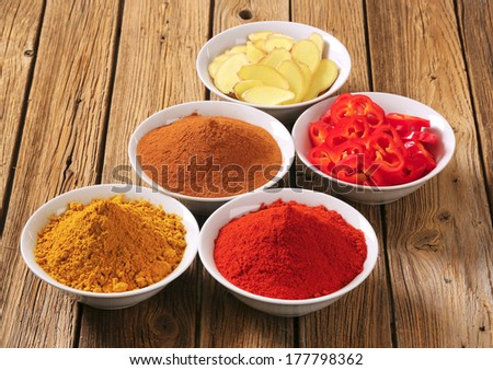 five kinds of spice in bowls