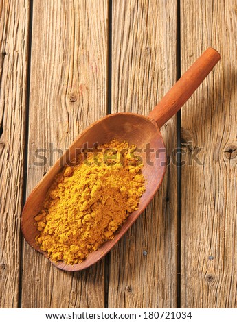 portion of curry powder on the wooden scoop