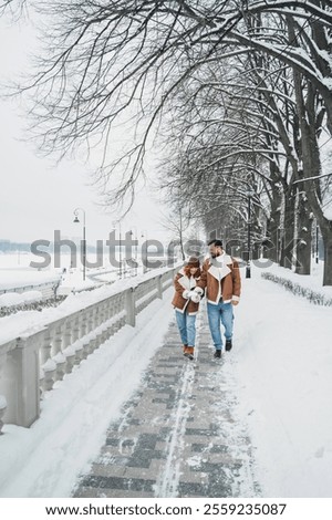 Foto Bild Frau im Mantel vor natürlichem Hintergrund