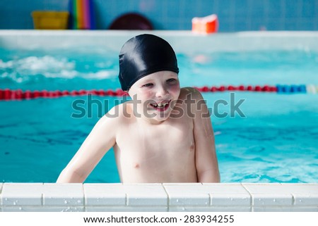 The boy who learns to swim in the pool