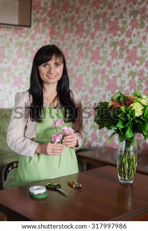 Woman florist in the preparation of the bouquet