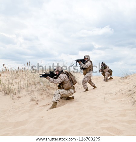 US marines run through the desert through the military operation
