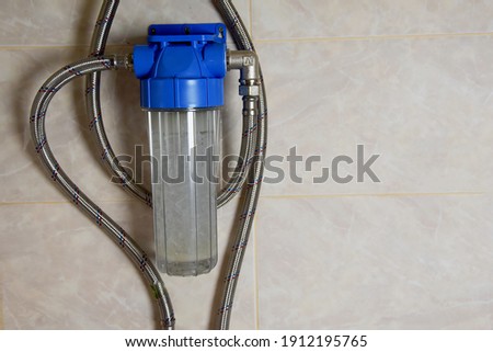 Close-up view of a compact water softening and filtration system. Universal home water softening system. Foto stock © 