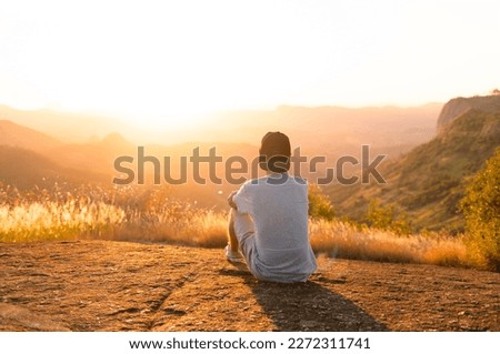 Similar – Foto Bild Reisender, der die Natur vom Berg aus betrachtet