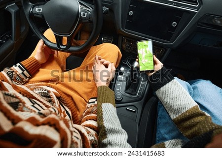 Foto Bild Unkenntlich Tourist sitzt auf Bank in den Bergen im Winter