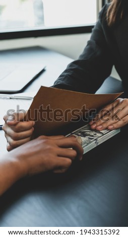 Businesswoman hand holding bribe money to government officials sign contracts for business projects, put money under envelope, ideas of corruption and anti-bribery. Foto d'archivio © 