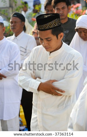 JAKARTA, INDONESIA - SEPTEMBER 20: Muslims pray outside a mosque in Jakarta on Hari Raya, the end of a month of fasting called Ramadan September 20, 2009 in Jakarta.