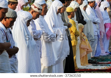 JAKARTA, INDONESIA - SEPTEMBER 20 : Muslims pray outside a mosque in Jakarta on Hari Raya, the end of a month of fasting called Ramadan September 20, 2009 in Jakarta.
