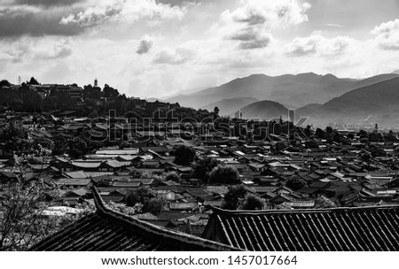 The Old Town In Lijiang, China
坐落于云南丽江的古镇被注入了新的活力，逐渐商业化，并且吸引各地的游客来观赏。 商業照片 © 