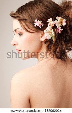 Bridal hairstyle with real flowers