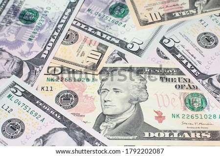 American dollars, five and ten note bills in close-up. The background photo 商業照片 © 