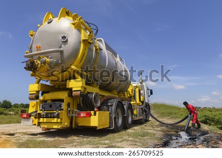 emergency  Vacuum truck  for oil spill  refinery oil plant .