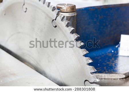 Circular saws with sharp teeth were set on cutting for cutting metal.