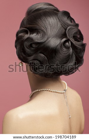 Classic wedding hairstyle. Beautiful bridal hairdo. Vintage retro style hairdo