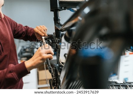 Similar – Foto Bild Männliche Mechaniker untersuchen ein Fahrrad in der Werkstatt