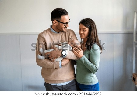 Similar – Foto Bild Glücklicher Vater mit Mädchen spielt zu Hause mit Rentierdiadem. Weihnachts-Konzept