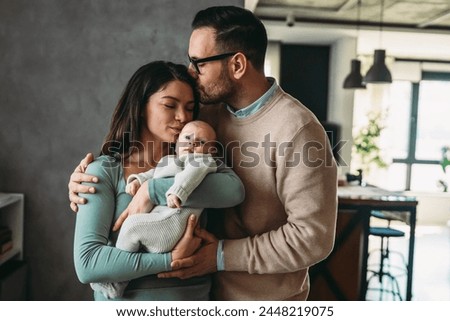 Similar – Foto Bild Mütter, Väter und childs Hände auf grünem Gras. glückliche Familie, Kindheit Konzept. Tag der Mutter, Vater, Kind. Familie verbringt Zeit zusammen in der Natur. Sommerurlaub Konzept.