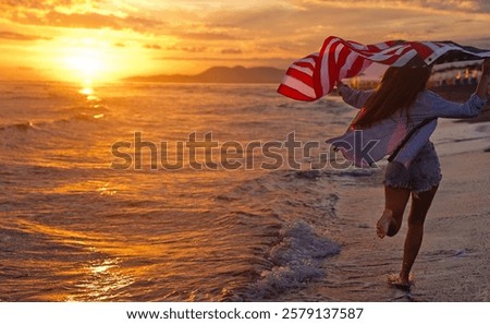 Similar – Foto Bild junge Frau, die bei Sonnenuntergang die Flagge der Vereinigten Staaten im Freien hält. Unabhängigkeitstag in Amerika, Konzept des 4. Juli