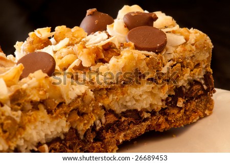 Close up of multi-layer dessert bar with chocolate chips.