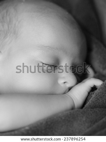 New born baby is sleeping over blanket.