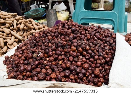 Indian dried jujube jungli Ber sold in Vegetable market. Bora or Ber wild jungle fruit selling by villagers big heap wholesale market in a Village road side highway market in Maharastra India Stock fotó © 
