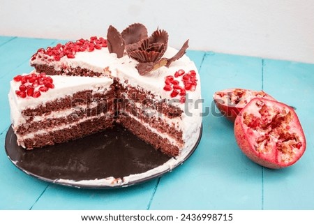 Similar – Foto Bild Person, die den Kuchen auf dem Tisch anschneidet