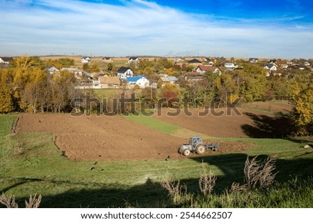 Similar – Foto Bild Panorama eines leeren gepflügten Feldes im frühen Frühjahr. Beginn der Gartensaison, Luftaufnahme