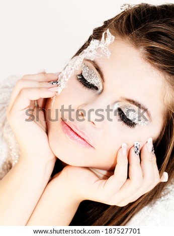 Photo of a shine makeup of a New Year\'s Eve party