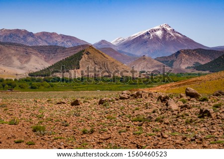Fortified collective granary in the high snow-capped mountains o Foto stock © 