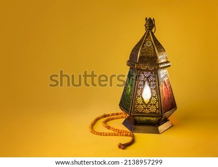Fawanis. Traditional Ramadan lantern with prayer beads on bright yellow background. Clear space for text. 商業照片 © 