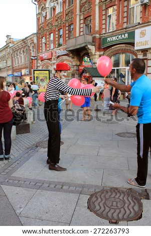 Samara, Russia - August 22, 2014: the animator. The animator plays a character from a fairy tale in Samara, Russia - August 22, 2014. Unknown man - powered animator on holiday.