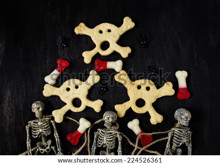 Skull and bones cookies for Halloween or pirate??s party