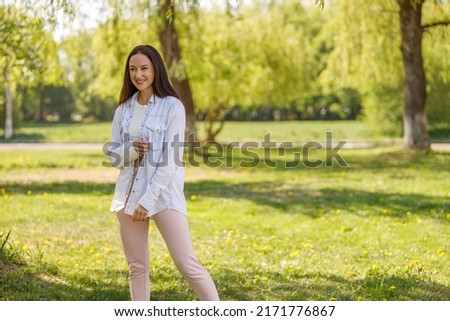 Cheerful happy young pretty female in park o sunny nice summer day. Positive mod. Foto stock © 