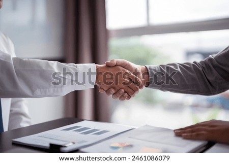 Similar – Foto Bild Handshake zwei Menschen auf die Natur Hintergrund. Close Up von weiblichen und männlichen Händedruck. Händchenhalten ist eine Form der körperlichen Intimität zwischen zwei oder mehreren Personen. Es kann romantisch sein, muss es aber nicht.