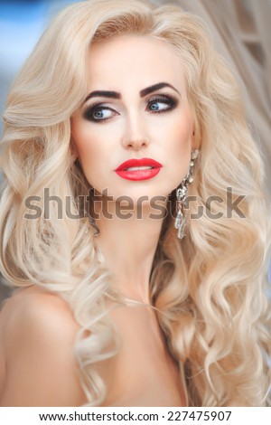 Beauty sexy woman portrait luxury life, Fashionable vogue girl model bright makeup long blond hair. beautiful blonde lady at sunset. Beautiful fashionable young woman. series