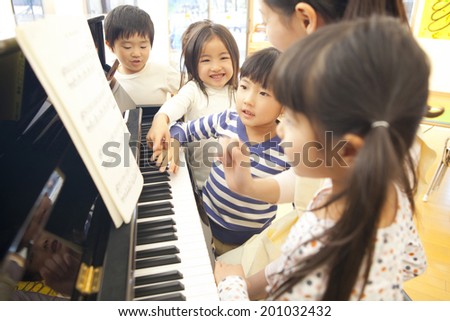 Kindergarten children to collect on piano of kindergarten teachers