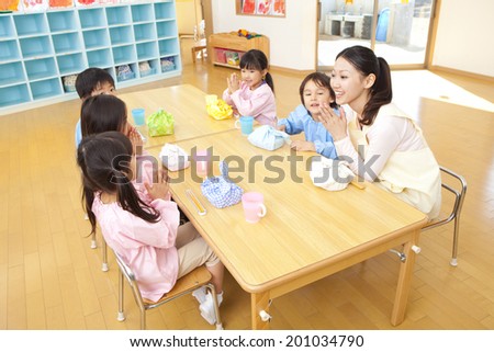 Kindergarten and kindergarten teachers eating lunch