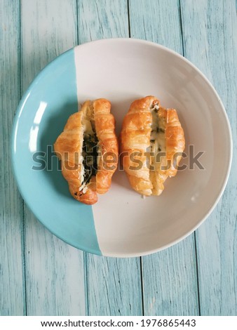 Spinach​ cheese​ croissant​ are​ common​ly​ eaten​ for​ breakfast​ with​ coffee​ or​ tea​ the​ main​ ingredient​s​ are​ bread​ flour, milk, sugar, yeast, salt, water, butter​ Stock fotó © 