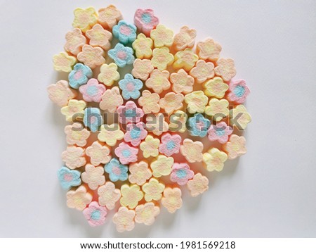 Marshmallow​ is​ a​ homogeneous​ mixture​ of​ sugar, water​ and​ gelatin​ molded​ into​ various​ shape​s​ and​ coated​ with​ cornstarch​ Foto stock © 