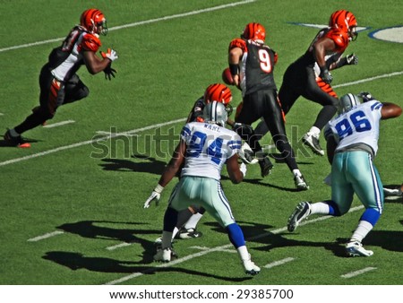 DALLAS - OCT 5: American football match between Dallas Cowboys and Cincinnati Bengals in action at Texas Stadium on Sunday October 5, 2008 in Dallas, Texas.