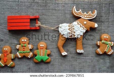 Christmas gingerbread deer, gingerbread men, gingerbread, Santa, Christmas decorations, Christmas concept, sleds, wooden background