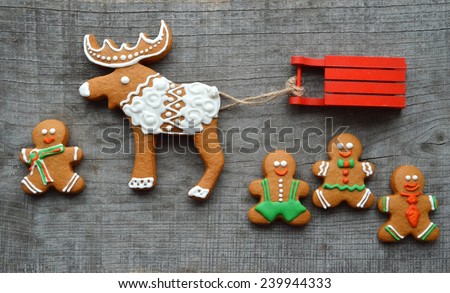 Christmas gingerbread deer, gingerbread men, gingerbread, Santa, Christmas decorations, Christmas concept, sleds, wooden background