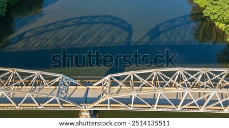 Foto Bild Stahlbruecke mit Spiegelung ueber Fluss