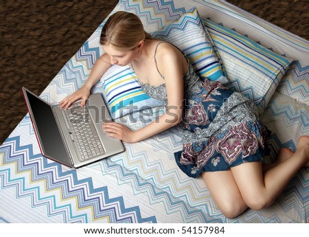 girl with laptop on the bed chatting