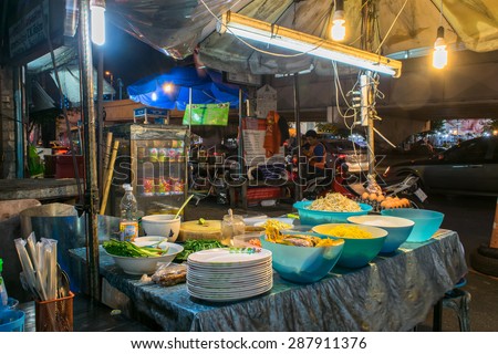 Bangkok, THAILAND- FEBRUARY 04, 2015: Thailand ,Merchants\'re cooking for a night on the street in Bangkok THAILAND